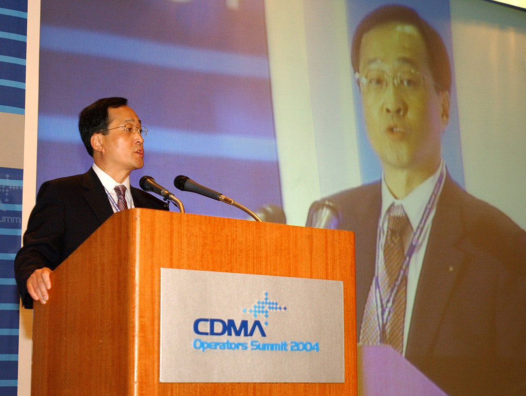 Shin Bae Kim, president of SK Telecom, is shown delivering his welcoming speech prior to the forum of `CDMA Operators Summit 2004` hosted by SK Telecom (On October 15th, forums in the three fields of technology, business and terminals for CDMA, were held).